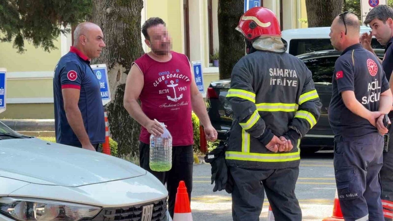 Sakarya'nın Adapazarı ilçesinde K.K., SASKİ Genel Müdürlüğü önünde benzinle intihar