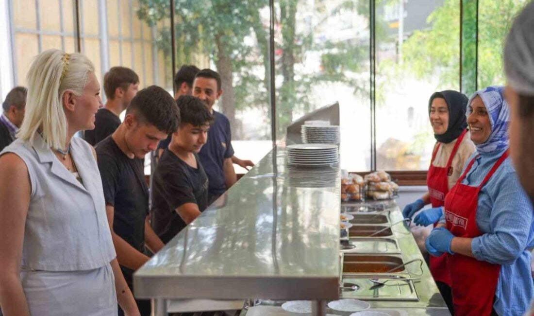 Bilecik Belediye Başkanı Melek Mızrak Subaşı, Kent Lokantası'nda vatandaşlarla buluşarak