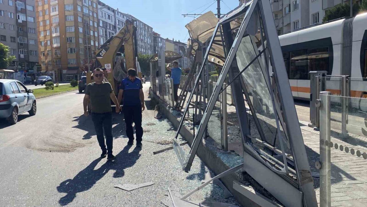 Eskişehir'de K.Ç. yönetimindeki kepçe, Alanönü Tramvay Durağı'na çarparak büyük hasara