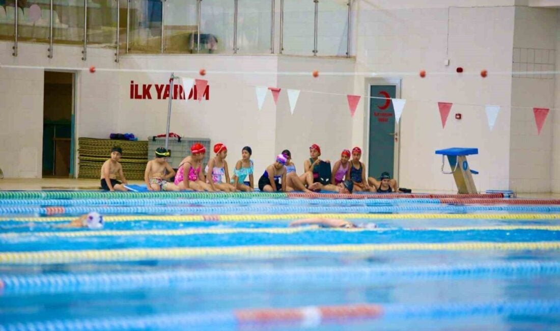 Kepez Belediyesi, yaz boyunca Adnan Menderes Olimpik Yüzme Havuzu'nda düzenlenen