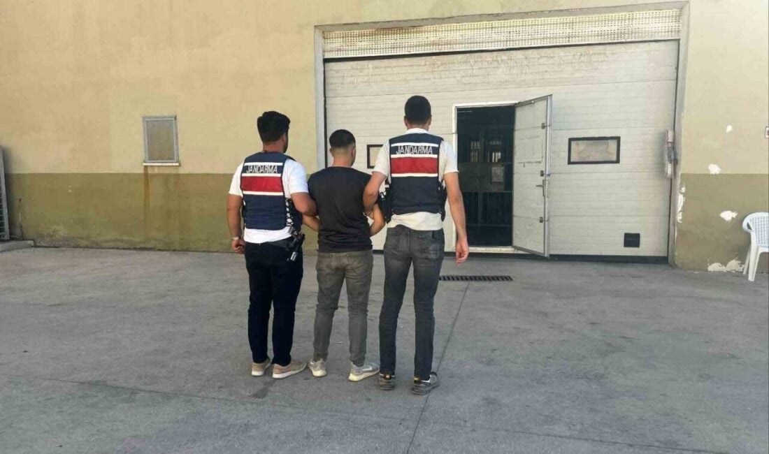 Gaziantep'te, jandarma ekipleri tarafından yakalanan C.Ş. ve G.Y., silahlı yağma