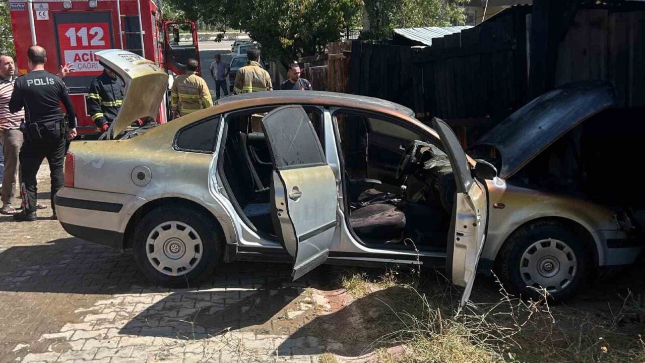 Kırıkkale'nin Gündoğdu Mahallesi'nde çıkan ot yangını, rüzgarın etkisiyle bir garaj