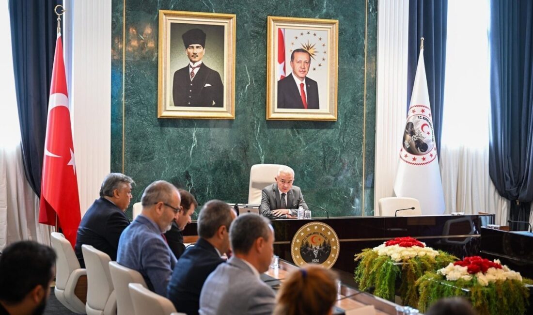 Kırklareli Valisi Uğur Turan, vatandaşların randevu taleplerini değerlendirerek valilikte görüşmeler