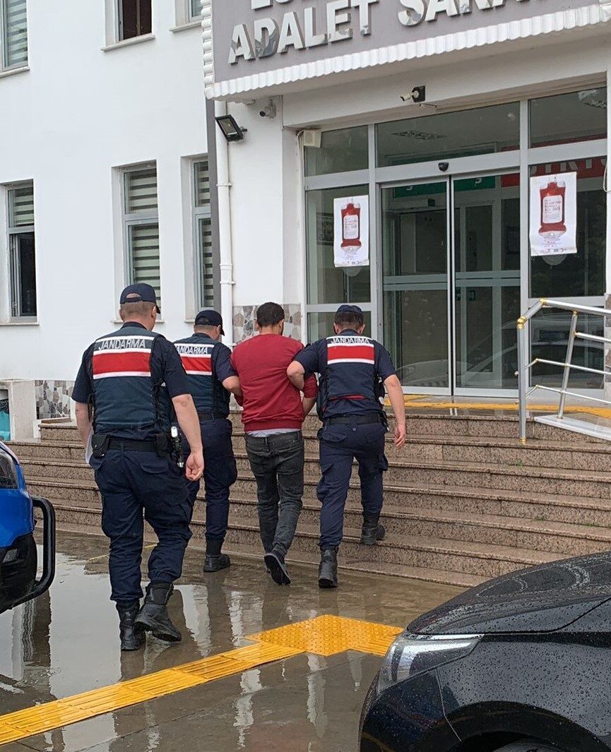 Kırklareli İl Jandarma Komutanlığı, çeşitli suçlardan aranan ve kesinleşmiş hapis