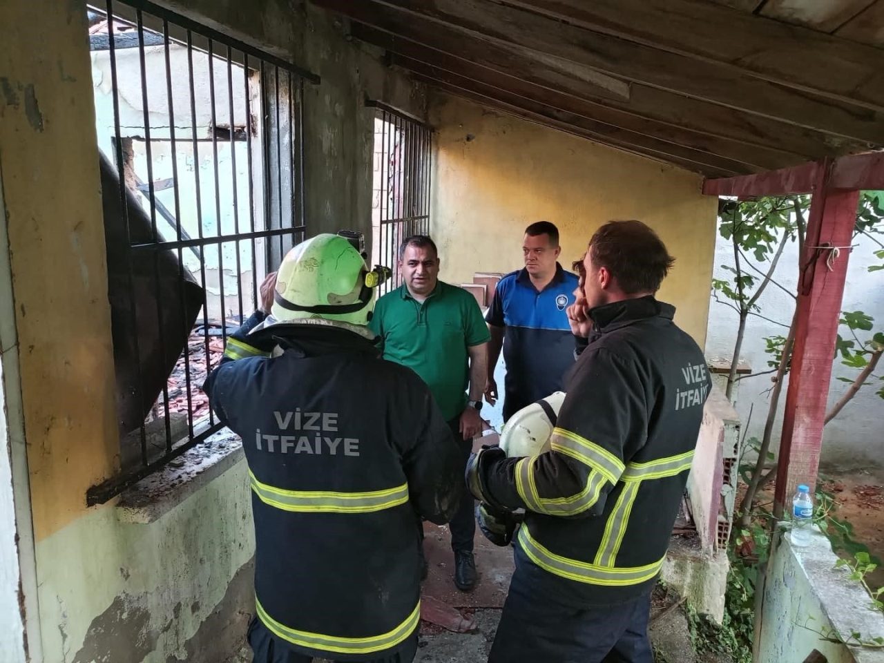Kırklareli'nin Vize ilçesindeki Evren Mahallesi'nde metruk bir binada çıkan yangın,