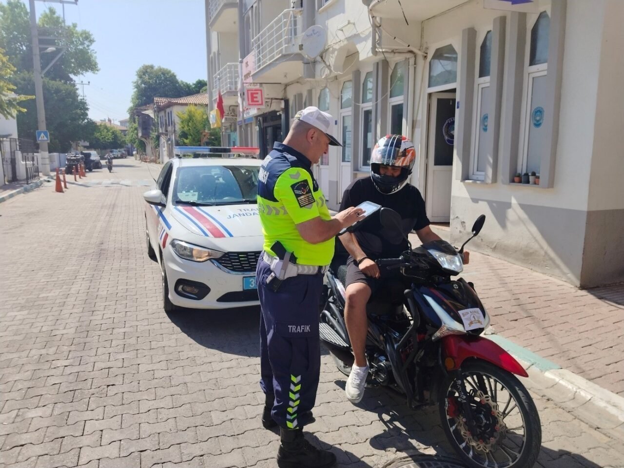 Kırklareli Jandarma Komutanlığı, bölgedeki trafik denetimlerinde 8 bin 95 aracı