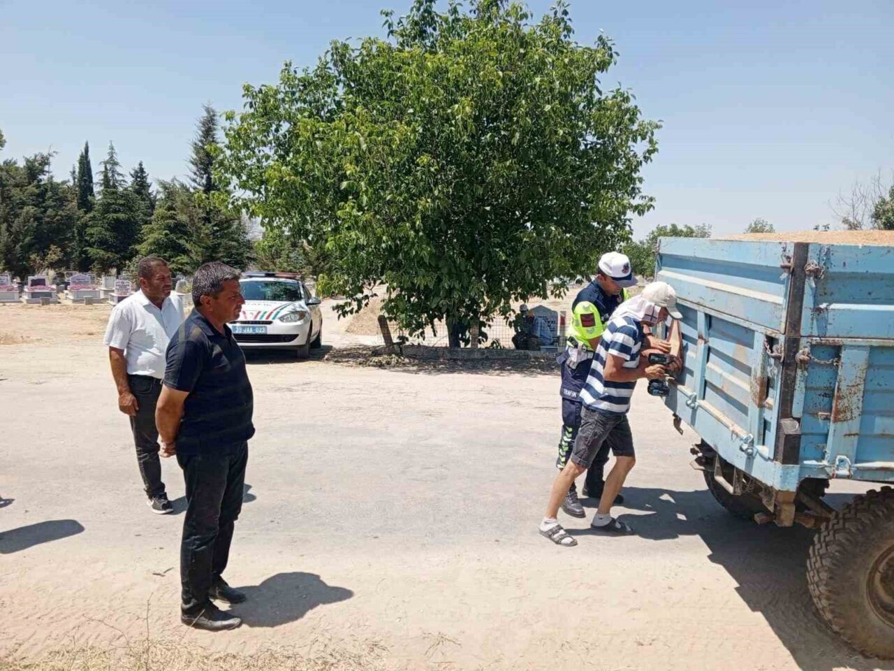 Kırklareli İl Jandarma Komutanlığı, bölgedeki traktör sürücülerine trafik güvenliği konusunda