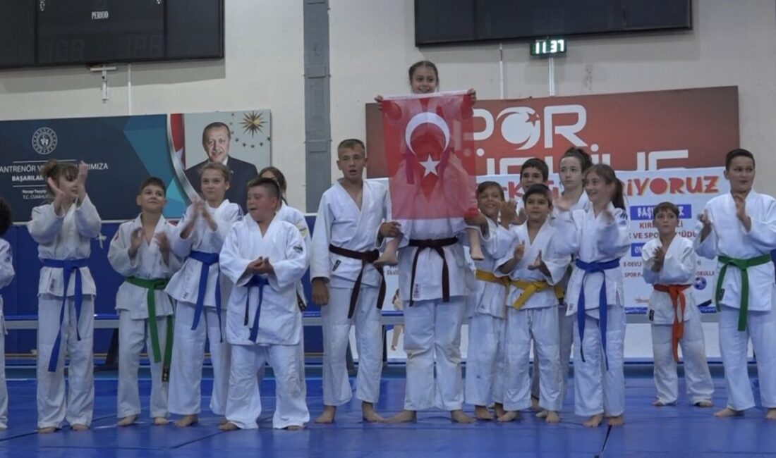 Kırklareli'nde yaz spor okullarının açılışı yapıldı. Atatürk Spor Salonu'nda gerçekleşen