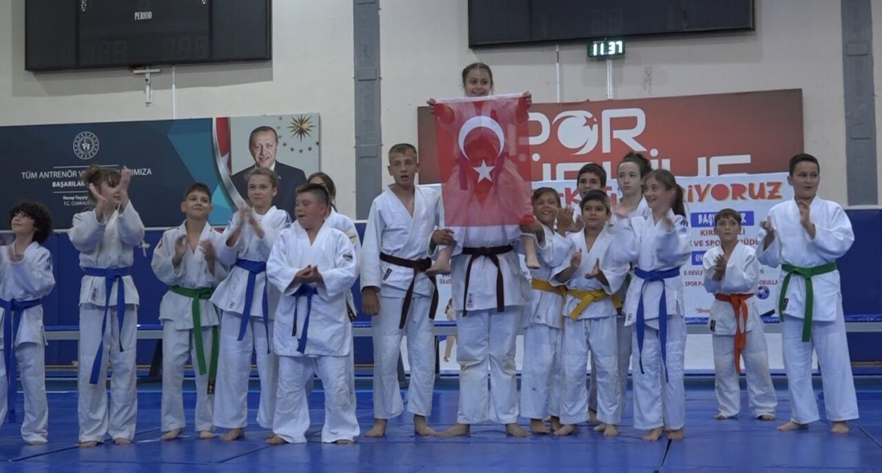 Kırklareli'nde yaz spor okullarının açılışı yapıldı. Atatürk Spor Salonu'nda gerçekleşen