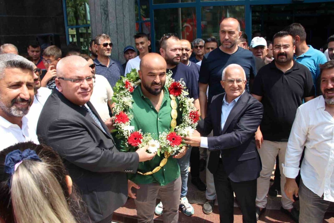 664. Tarihi Kırkpınar Yağlı Güreşleri'nde üçüncü kez başpehlivan olan Orhan
