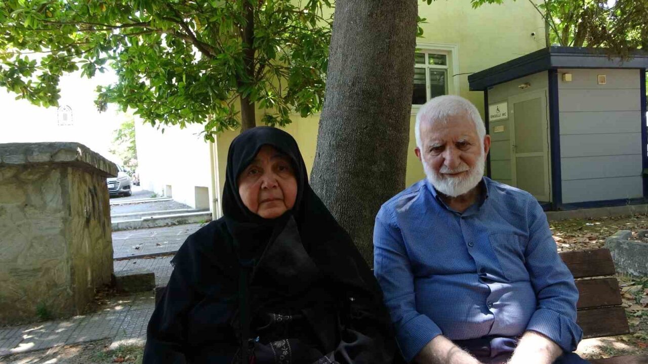 Pendik'te Aysel ve Sadık Toprak çifti, kızları ve damatlarıyla yaşadıkları