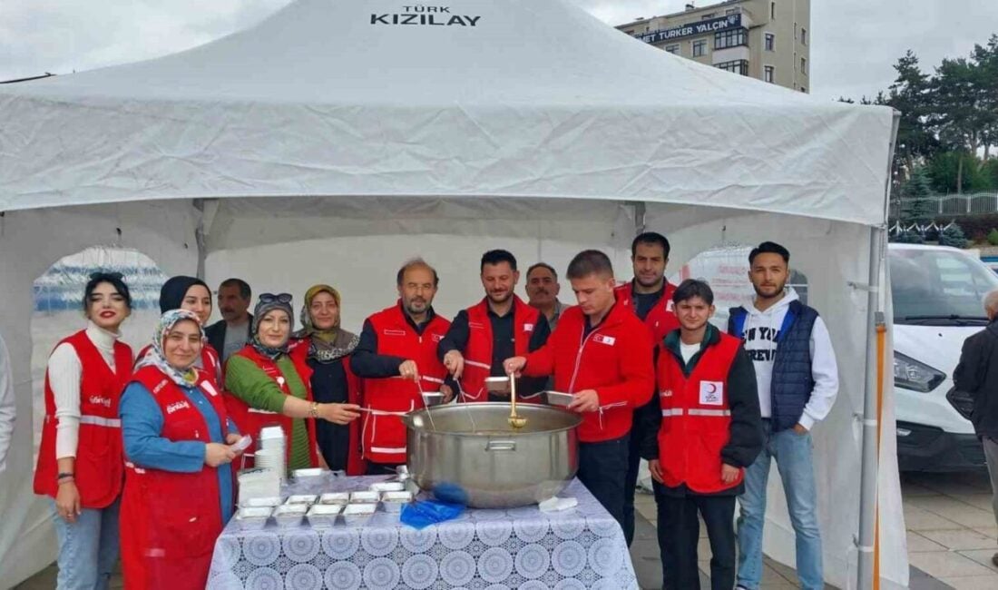 Erzurum'da Kızılay, Muharrem Ayı nedeniyle Havuzbaşı Kent Meydanı'nda aşure ikramında