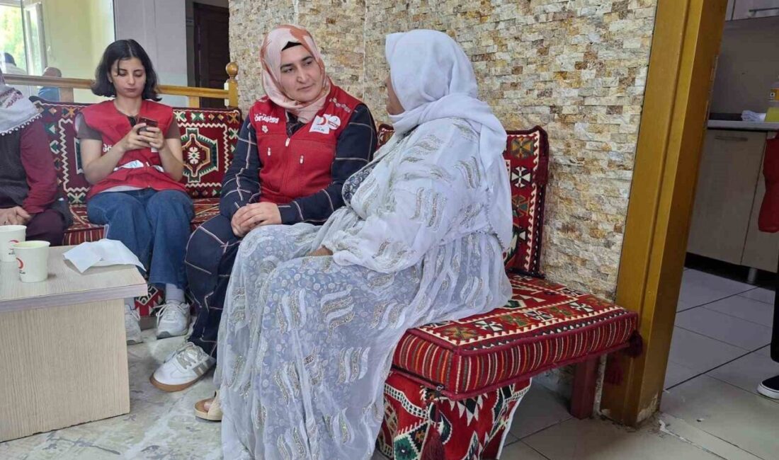 Kızılay Ağrı Şubesi gönüllüleri, huzurevi sakinleriyle bir araya gelerek sıcak