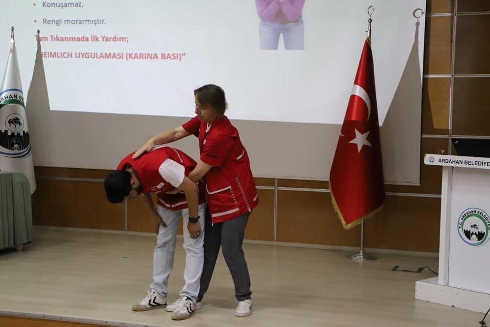 Türk Kızılayı, Ardahan Belediyesi çalışanlarına İlk Yardım Eğitimi düzenledi. Eğitim,