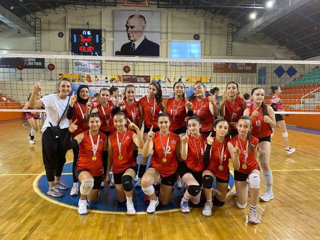 Düzce, Çorum'daki Analig Voleybol Grup Müsabakaları'nda kız takımı altın, erkek