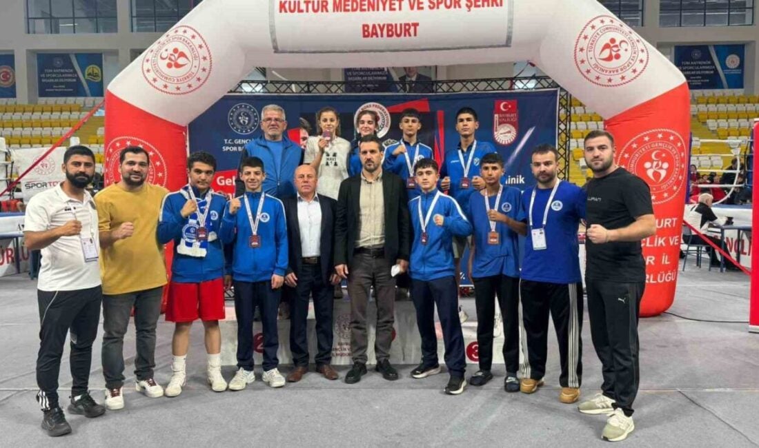 Bayburt'ta gerçekleştirilen Üst Minikler Türkiye Ferdi Boks Şampiyonası'nda Kocaeli'li sporcular,