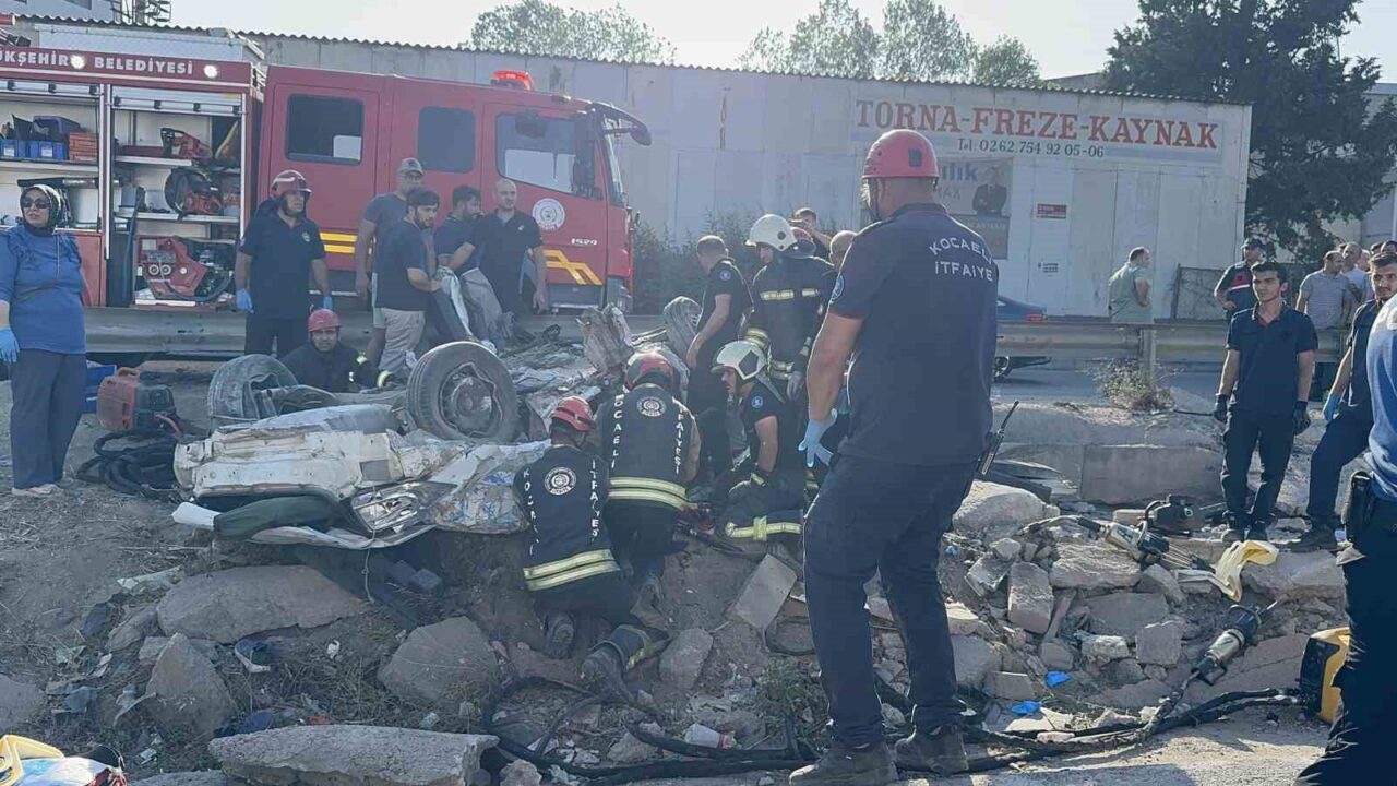 Kocaeli'nin Dilovası ilçesinde, iki otomobilin tırla çarpışması sonucu beş kişi