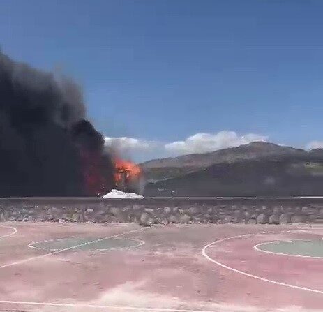 Adıyaman'da inşaat alanındaki bir konteynerde çıkan yangın, kısa sürede büyüdü.
