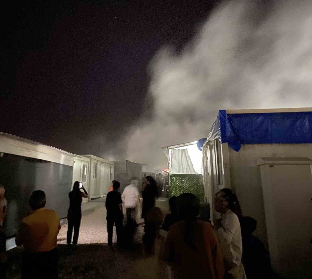 Adıyaman merkezdeki K-19 Konteyner Kent'te meydana gelen yangın, itfaiye ekiplerinin