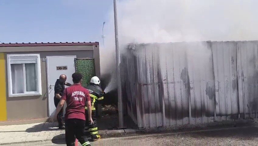 Adıyaman'ın Yunus Emre Mahallesi'ndeki K2-B Konteyner Kent'te çıkan yangın, paniğe