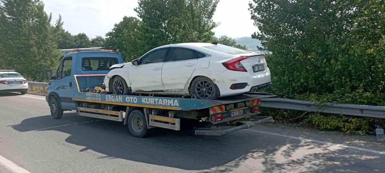 Bursa'nın İnegöl ilçesinde, Serdar Y. (36) yönetimindeki otomobil bariyerlere çarparak