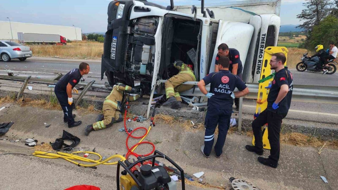 Bursa-Balıkesir karayolunda, domates püresi yüklü bir kamyonun devrilmesi sonucu sürücü