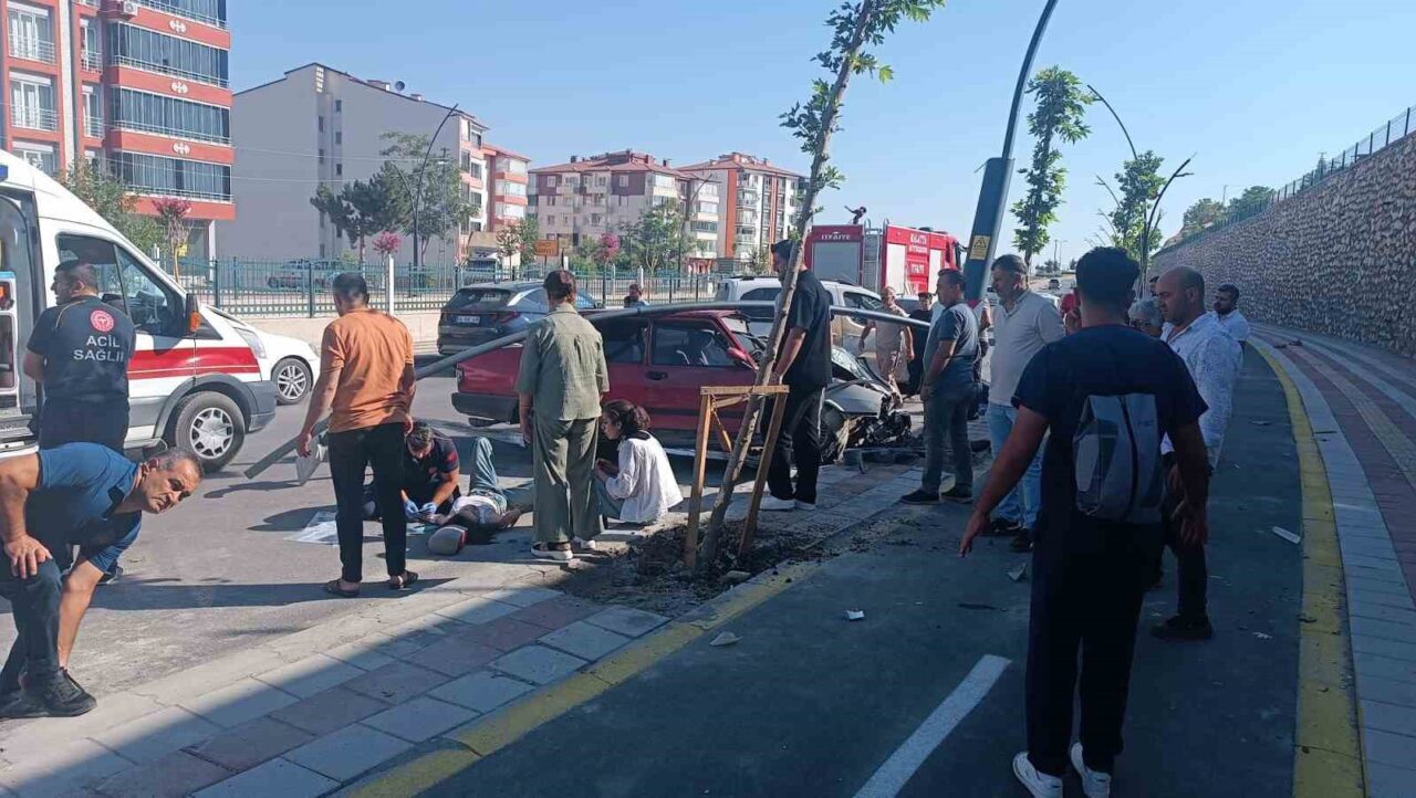 Malatya'nın Battalgazi ilçesinde M.M.K. idaresindeki otomobil refüje çarparak kontrolden çıktı.