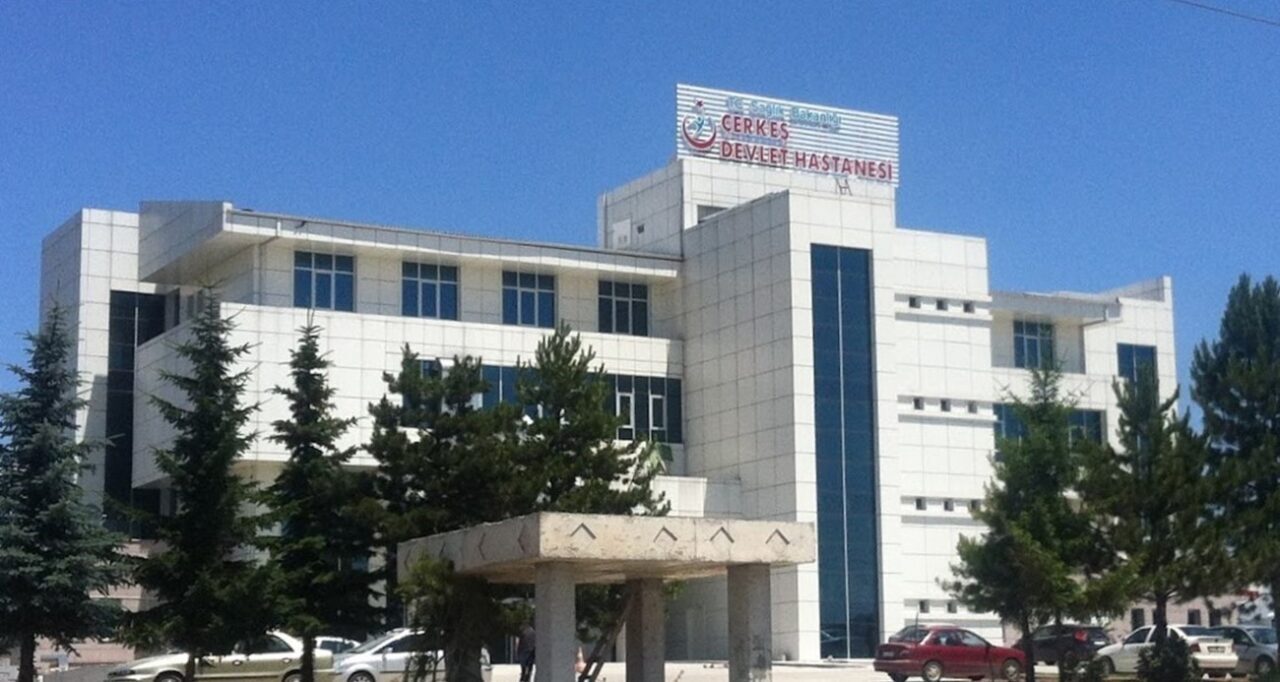 Çankırı'nın Çerkeş ilçesinde, Mustafa Samet Aksu'nun kullandığı otomobilin traktör römorkuna