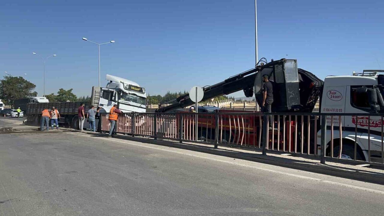 Eskişehir'de bir tır, sürücüsünün kontrolünü kaybetmesi sonucu bariyerlere çarparak kullanılmaz
