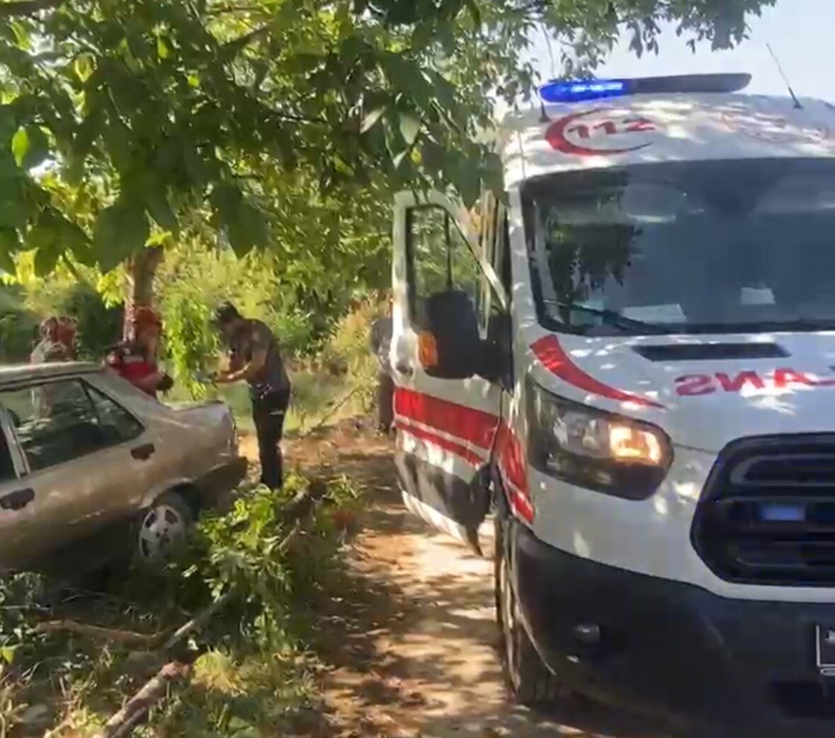 Sakarya'nın Akyazı ilçesinde A.Ö. kontrolündeki Tofaş otomobil, direksiyon hâkimiyetini kaybederek