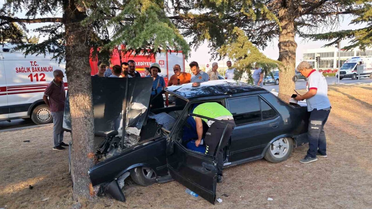 Karaman'ın Cumhuriyet Mahallesi'nde, 22 yaşındaki M.A. yönetimindeki otomobil, kontrolden çıkarak