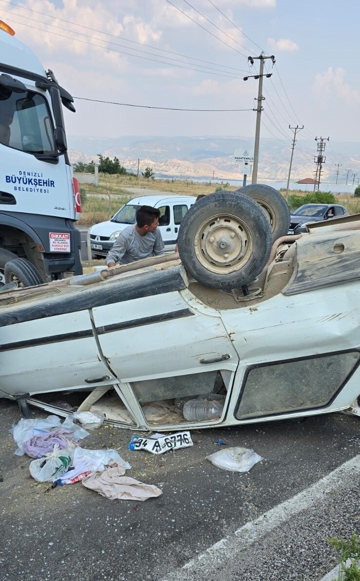 Denizli'nin Buldan ilçesinde kontrolsüz kavşaktan dönmeye çalışan 34 HH 6776