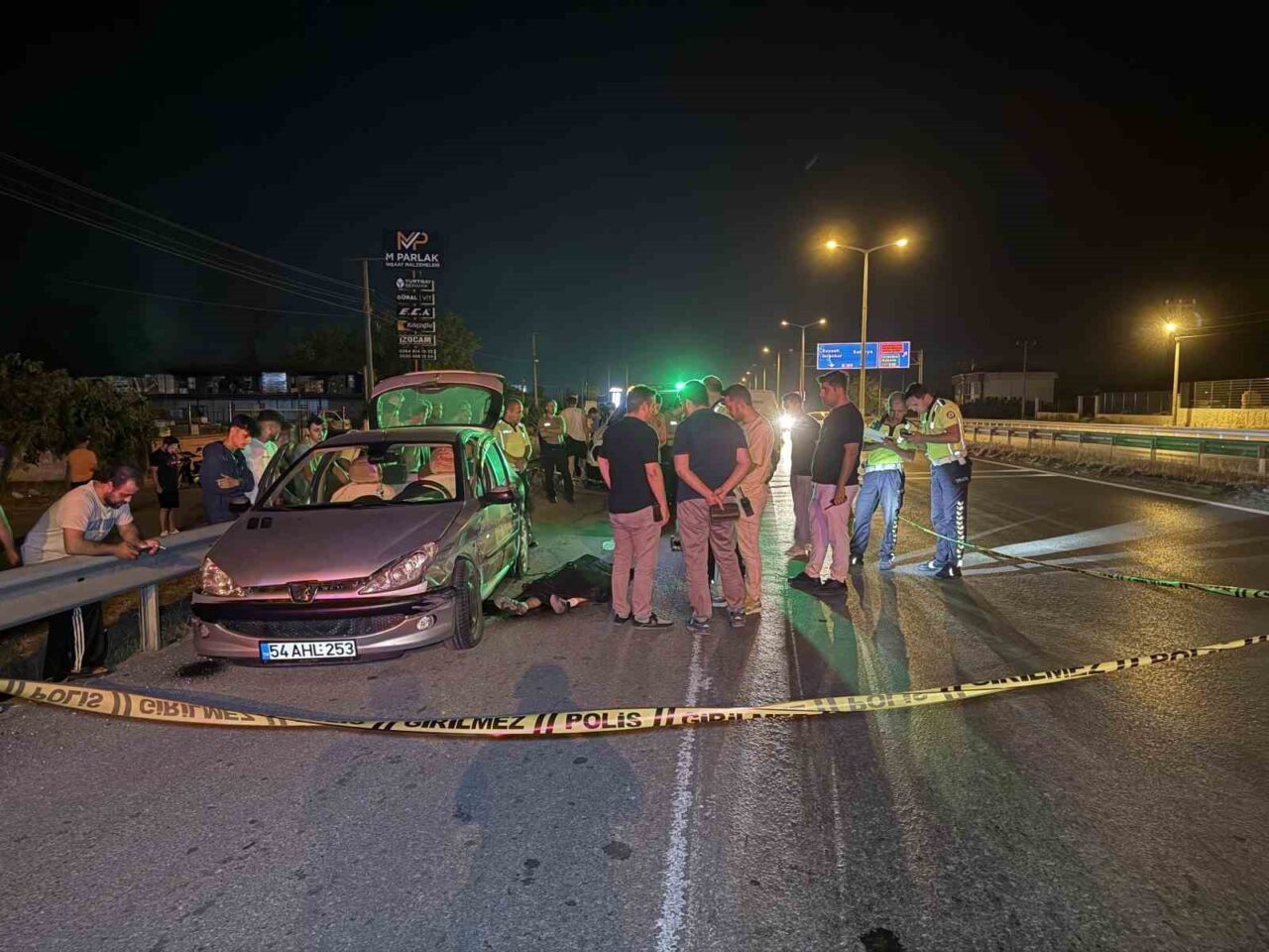 Sakarya'nın Hendek ilçesinde, Enis Erdoğan (23) yönetimindeki otomobilin bariyerlere çarpması