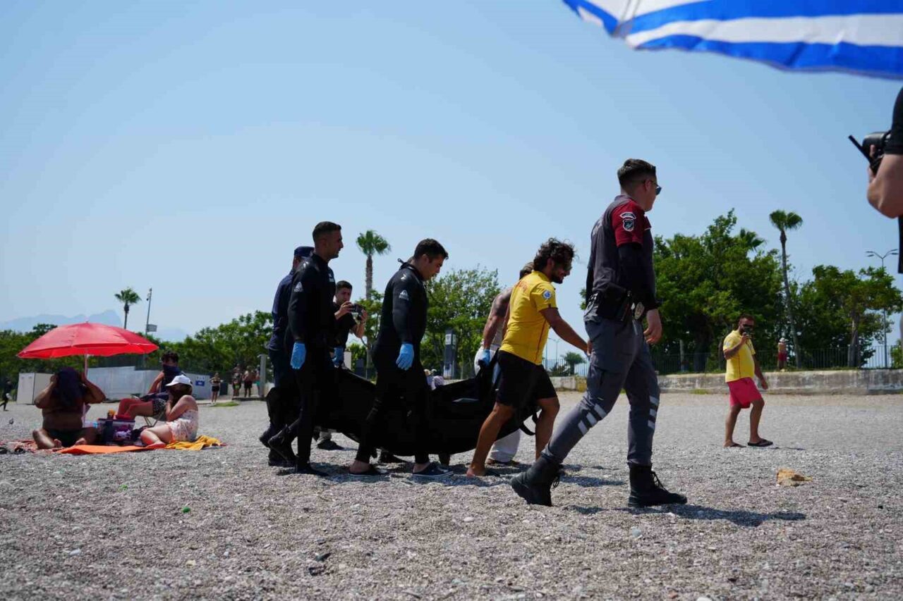 Antalya'nın Konyaaltı Sahili'nde, derin kesiklere sahip bir erkek cesedi bulundu.