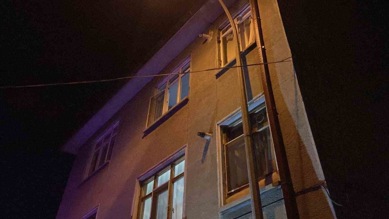 Konya'nın Meram ilçesinde, 3. kattaki evlerinin penceresinden düşen 8 yaşındaki
