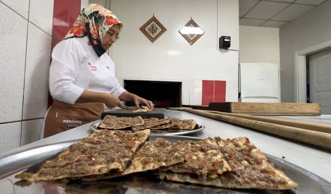 Konya'da Neriman Gülhan Bursa, 10 yıldır etli ekmek ustalığı yaparak