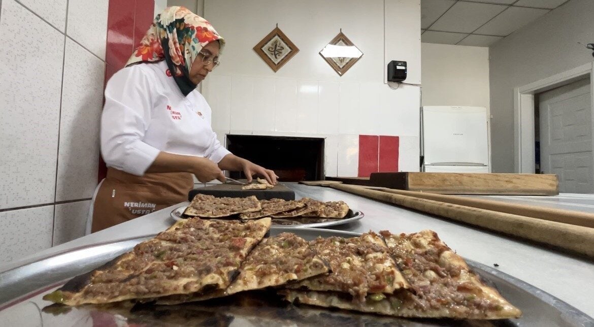 Konya'da Neriman Gülhan Bursa, 10 yıldır etli ekmek ustalığı yaparak