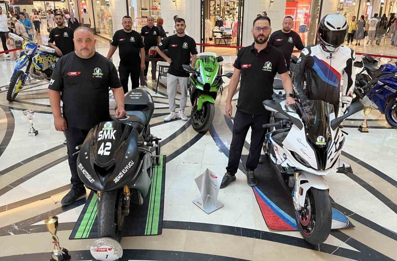 Konya'da Selçuklu Motosiklet Kulübü, alışveriş merkezinde motosiklet farkındalık etkinliği düzenledi.