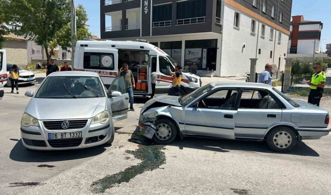 Konya'nın Karapınar ilçesinde 2 otomobilin çarpışması sonucu 6 kişi yaralandı.