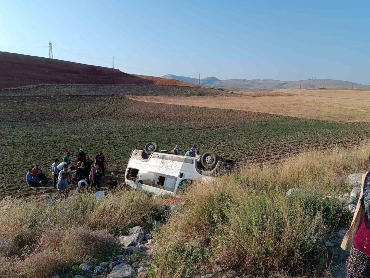 Konya'nın Yunak ilçesinde tarım işçilerini taşıyan minibüs, Kızılkuyu mevkiinde devrilerek