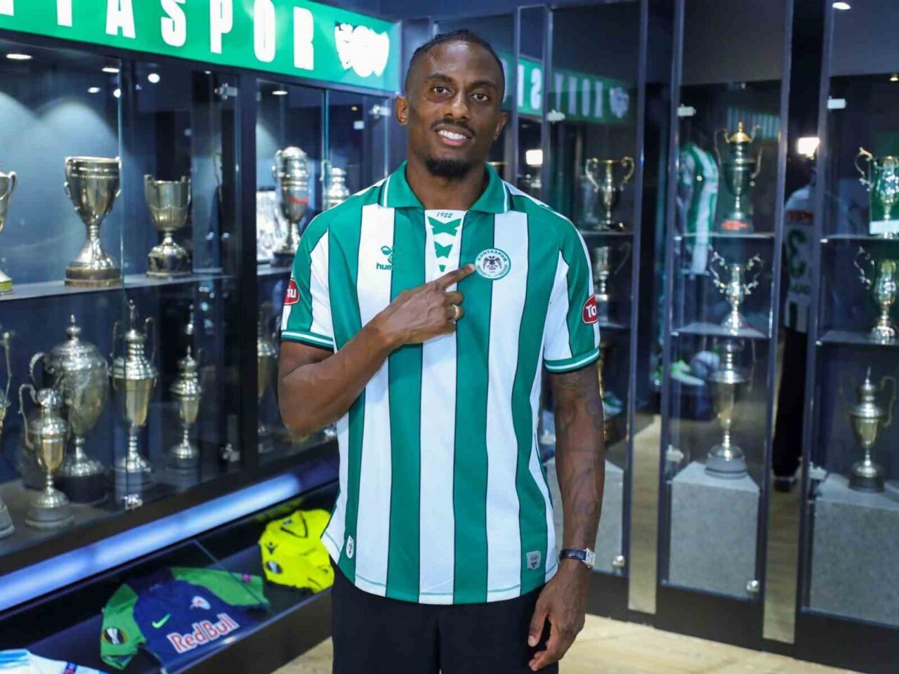 Konyaspor, sağ bek Yhoan Andzouana'yı 3 yıllığına kadrosuna kattı. Andzouana,