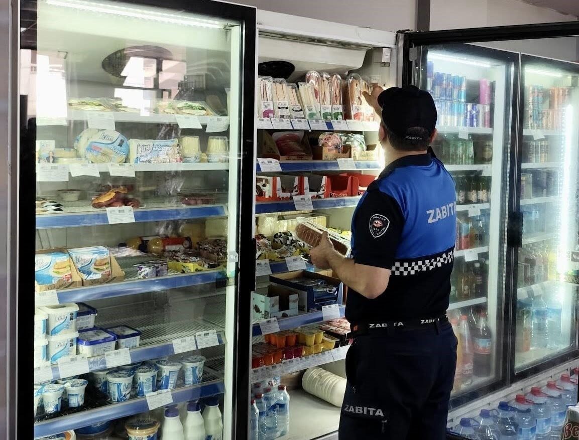 Körfez Belediyesi Zabıta Müdürlüğü, marketlerde gıda güvenliğini sağlamaya yönelik denetimlerini