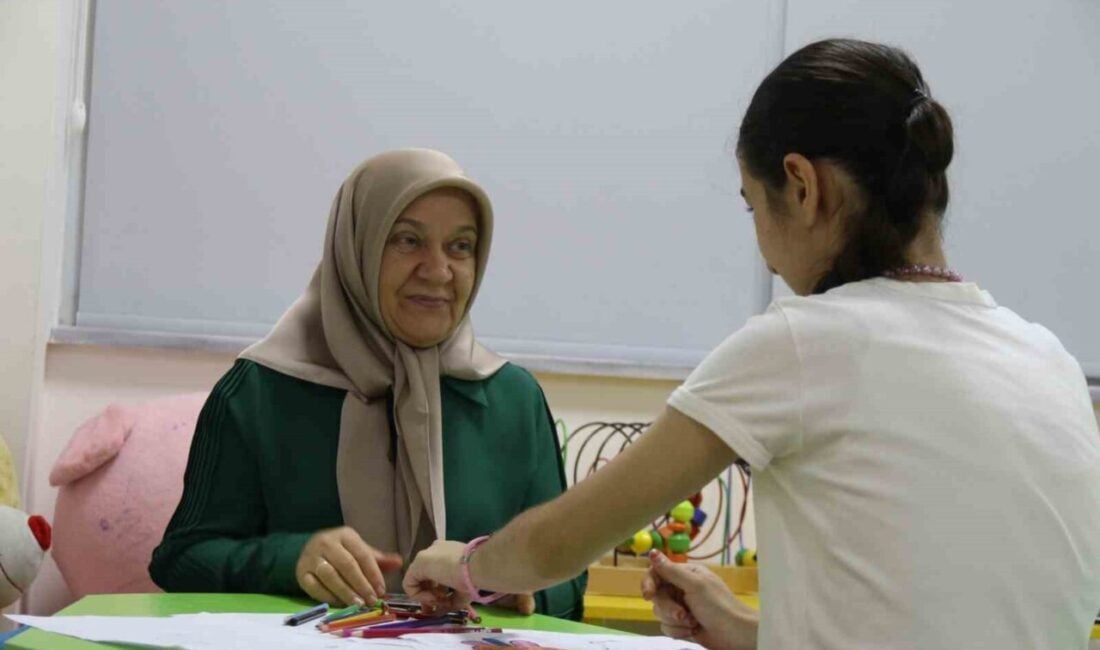 Eskişehir'de 11 buçuk yıldır koruyucu aile olarak yaşayan Hatice ve