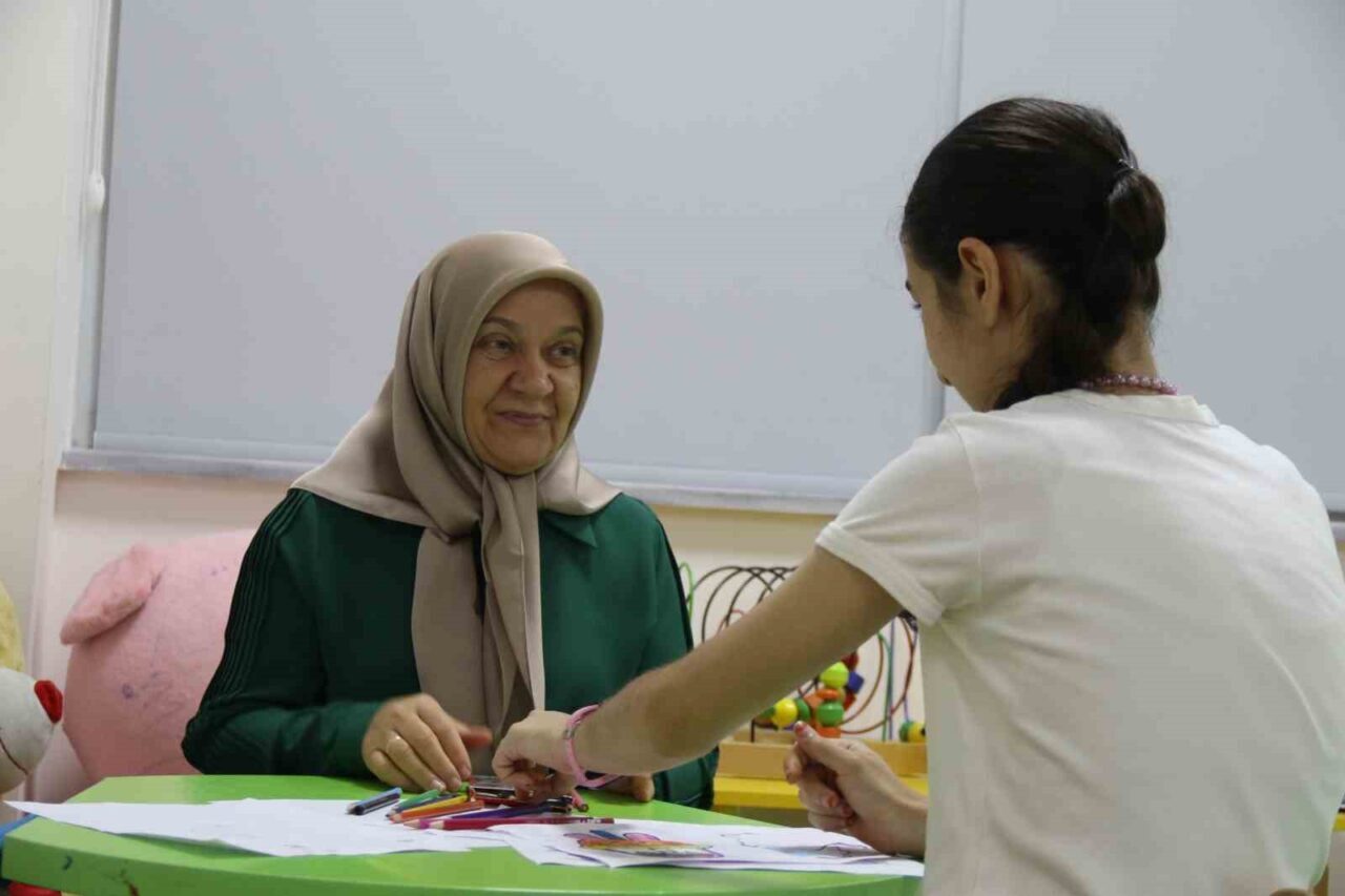 Eskişehir'de 11 buçuk yıldır koruyucu aile olarak yaşayan Hatice ve