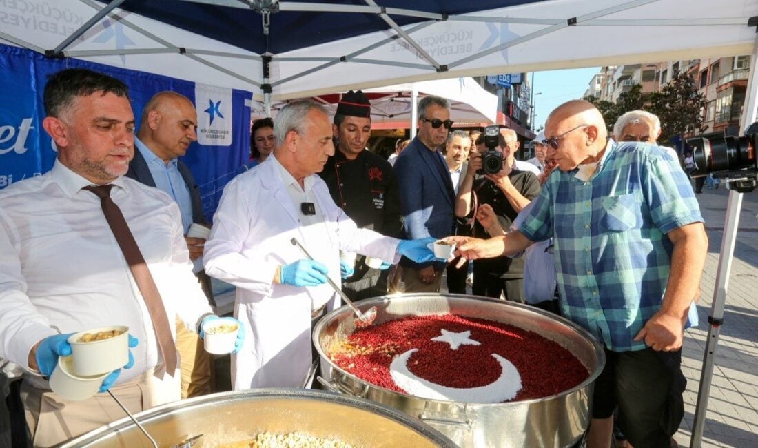 Küçükçekmece Belediyesi, Muharrem ayı nedeniyle ilçe sakinlerine aşure ikram etti.