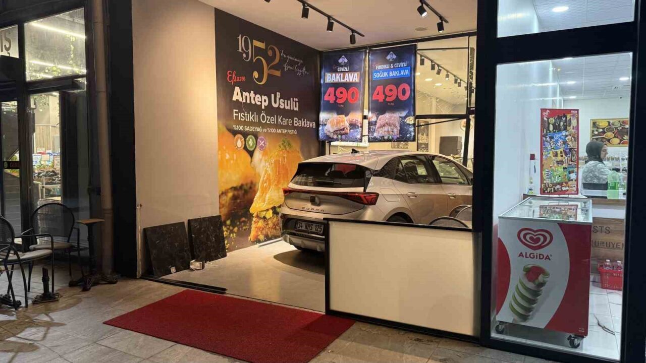 Küçükçekmece'de bir elektrikli otomobil, park ederken kontrolden çıkarak pastaneye girdi.
