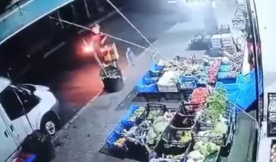 İstanbul Küçükçekmece'de bir kişi, markete molotofkokteyli atarak olay yerinden uzaklaştı.