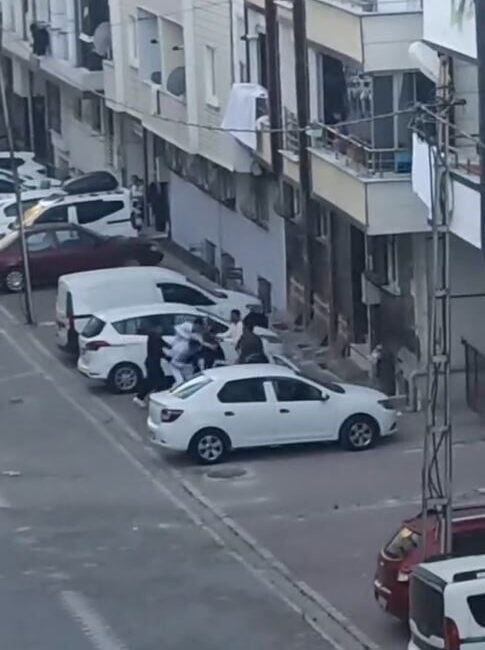 Esenyurt'ta bir adam, küfürlü konuşan kişileri uyarınca tartışma başladı. "Duymak