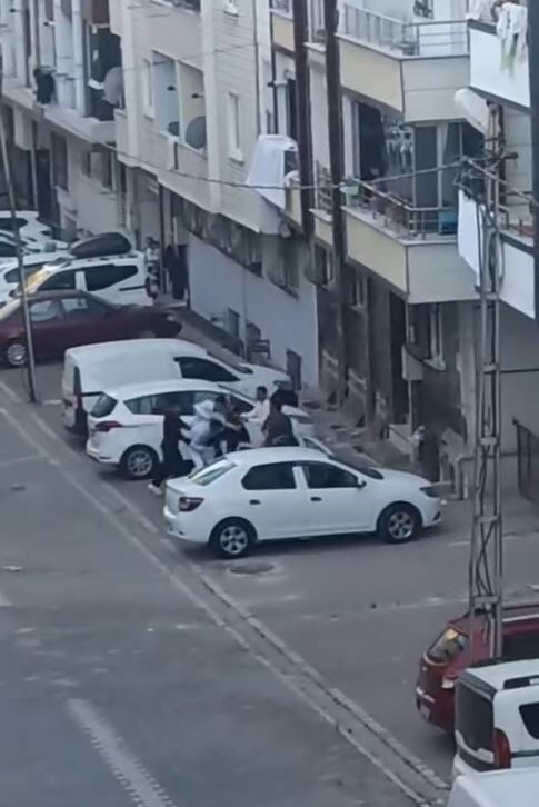 Esenyurt'ta bir adam, küfürlü konuşan kişileri uyarınca tartışma başladı. "Duymak