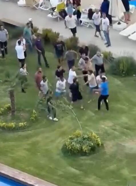 İstanbul'un Esenyurt ilçesindeki bir sitede, bonesiz ve pantolonlarıyla havuza girmek